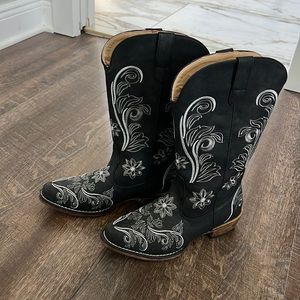 black cowgirl boots
